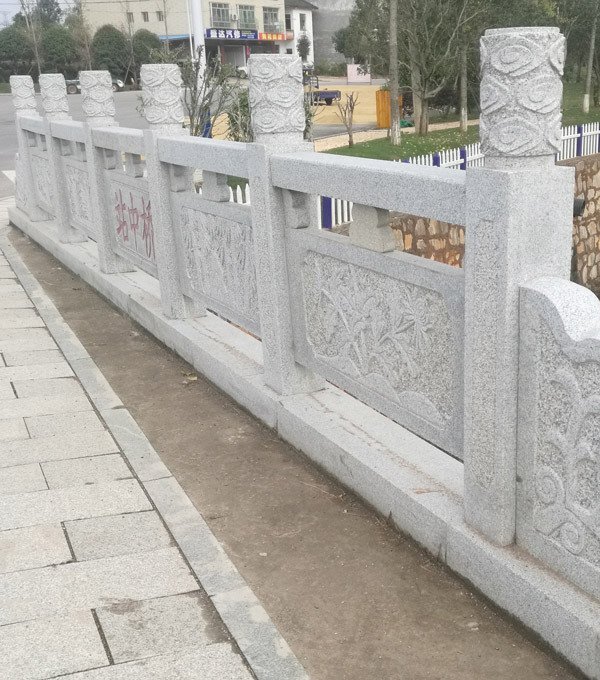 站中橋石雕石欄桿側(cè)面